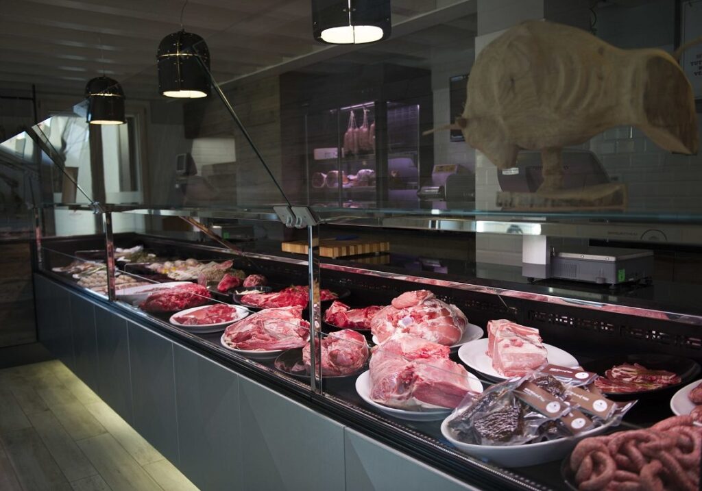 Cava de’ Tirreni, irruzione violenta in macelleria: cliente aggredita, scatta il Tso