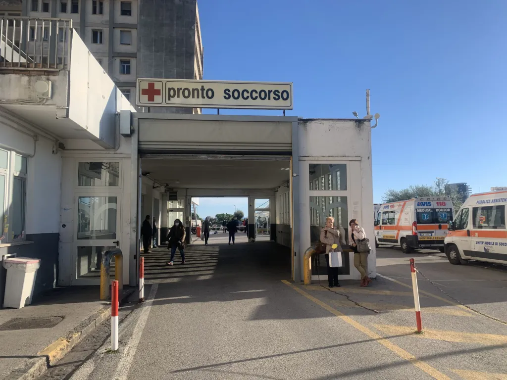 Tragedia all’ospedale di Salerno: è morto il 36enne trovato davanti al pronto soccorso