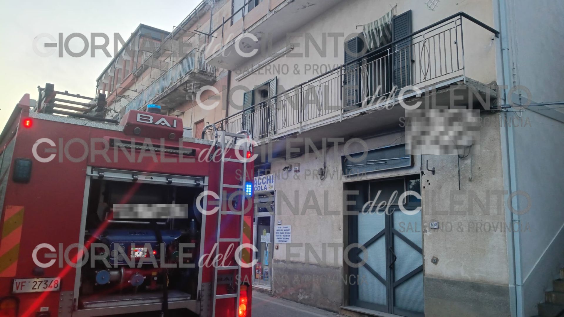 Pioppi, fiamme in una palazzina: appartamento distrutto dal rogo