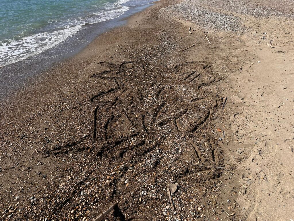 Il pittore Mangone trasforma Paestum in pittura: la sabbia e il mare diventano linguaggio dell’antico
