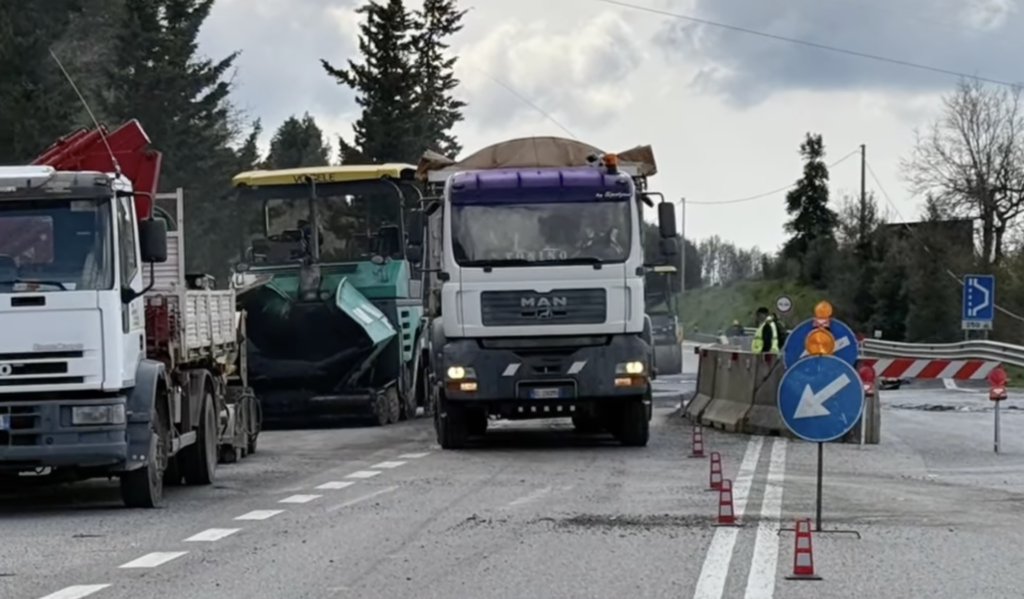 Cilentana, di nuovo chiusa: traffico stop per cedimento del piano viabile