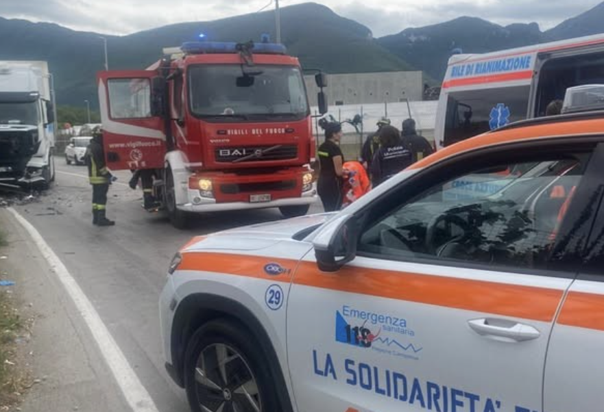 Tragico incidente a Pagani, auto contro camion: due morti