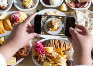 Food e social: come Instagram e TikTok cambiano ciò che mangiamo. Tra trend virali e impatto reale