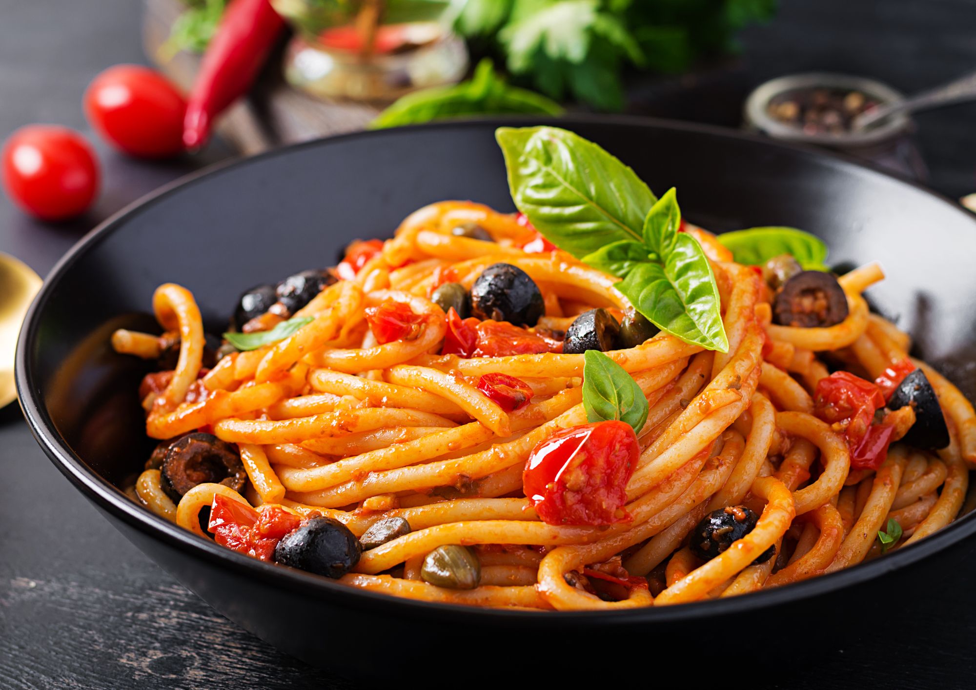 Dalla tradizione napoletana i bucatini alla puttanesca, ricetta semplice e iconica