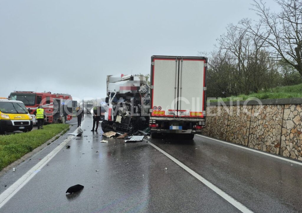Scontro frontale in Basilicata tra due autoarticolati: un morto e un ferito, entrambi di Atena Lucana