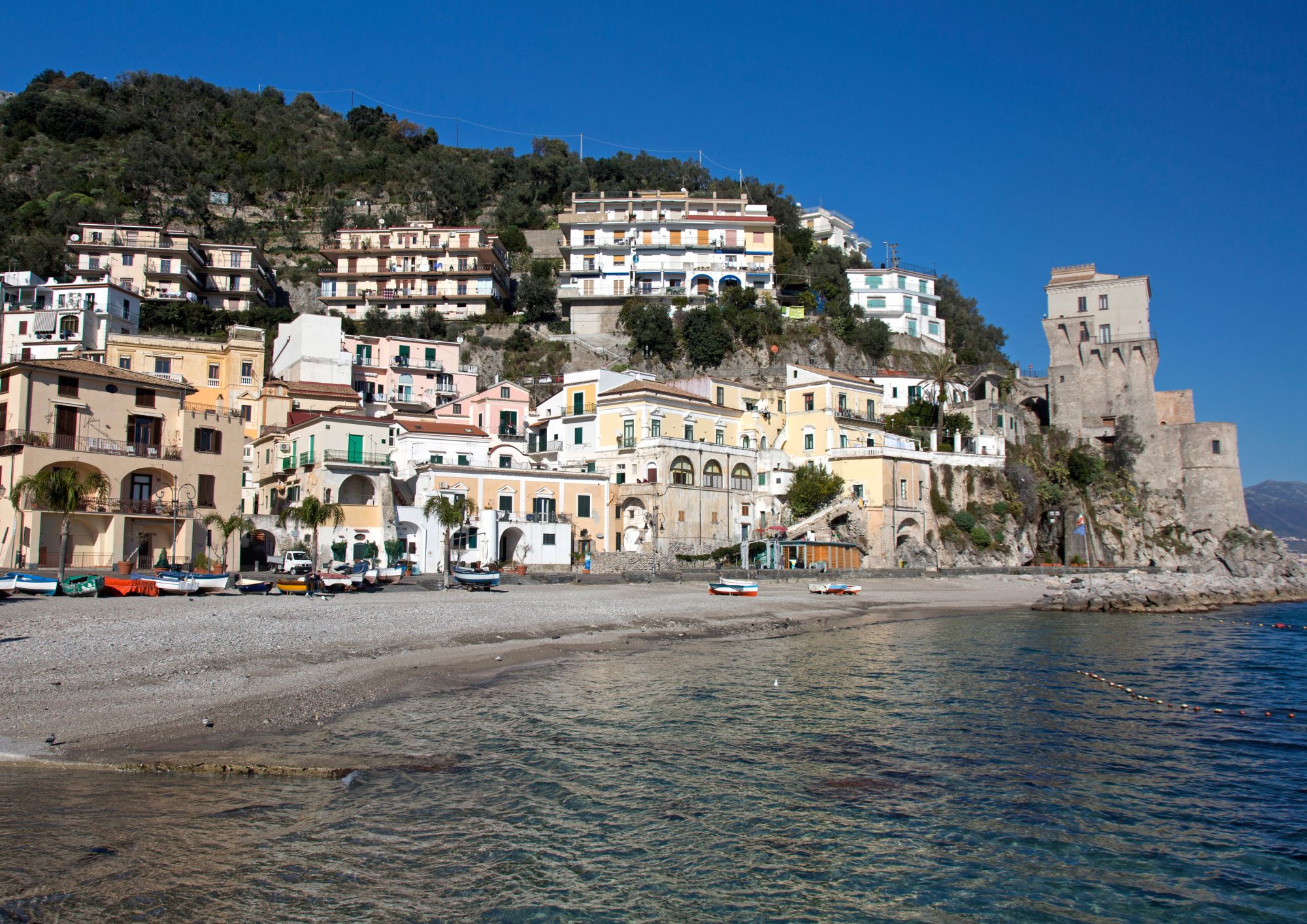 Cetara, il borgo della colatura di alici: viaggio nell’anima più autentica della Costiera Amalfitana