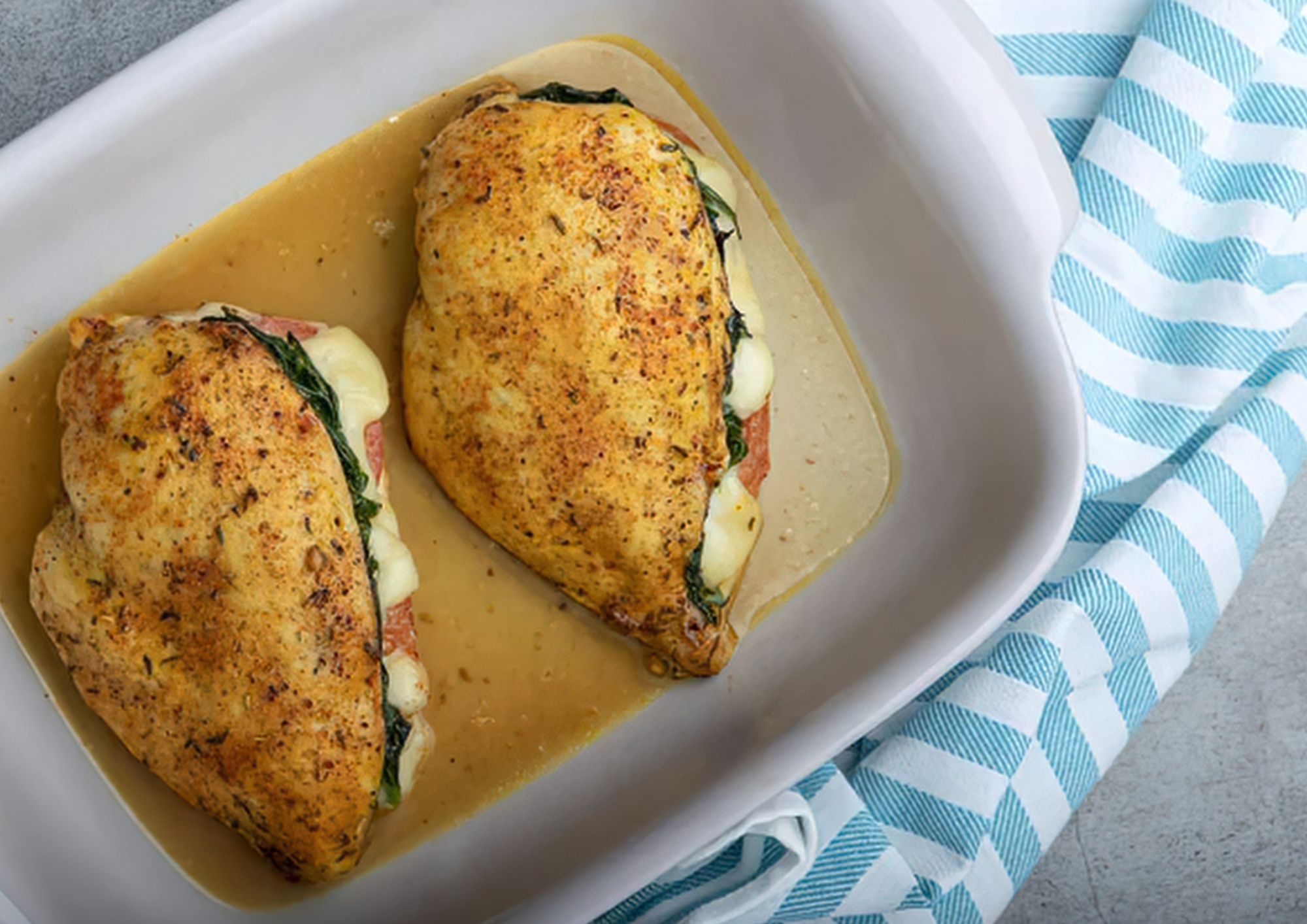 Pollo farcito al forno con prosciutto, formaggio e spinaci: la ricetta semplice e gustosa