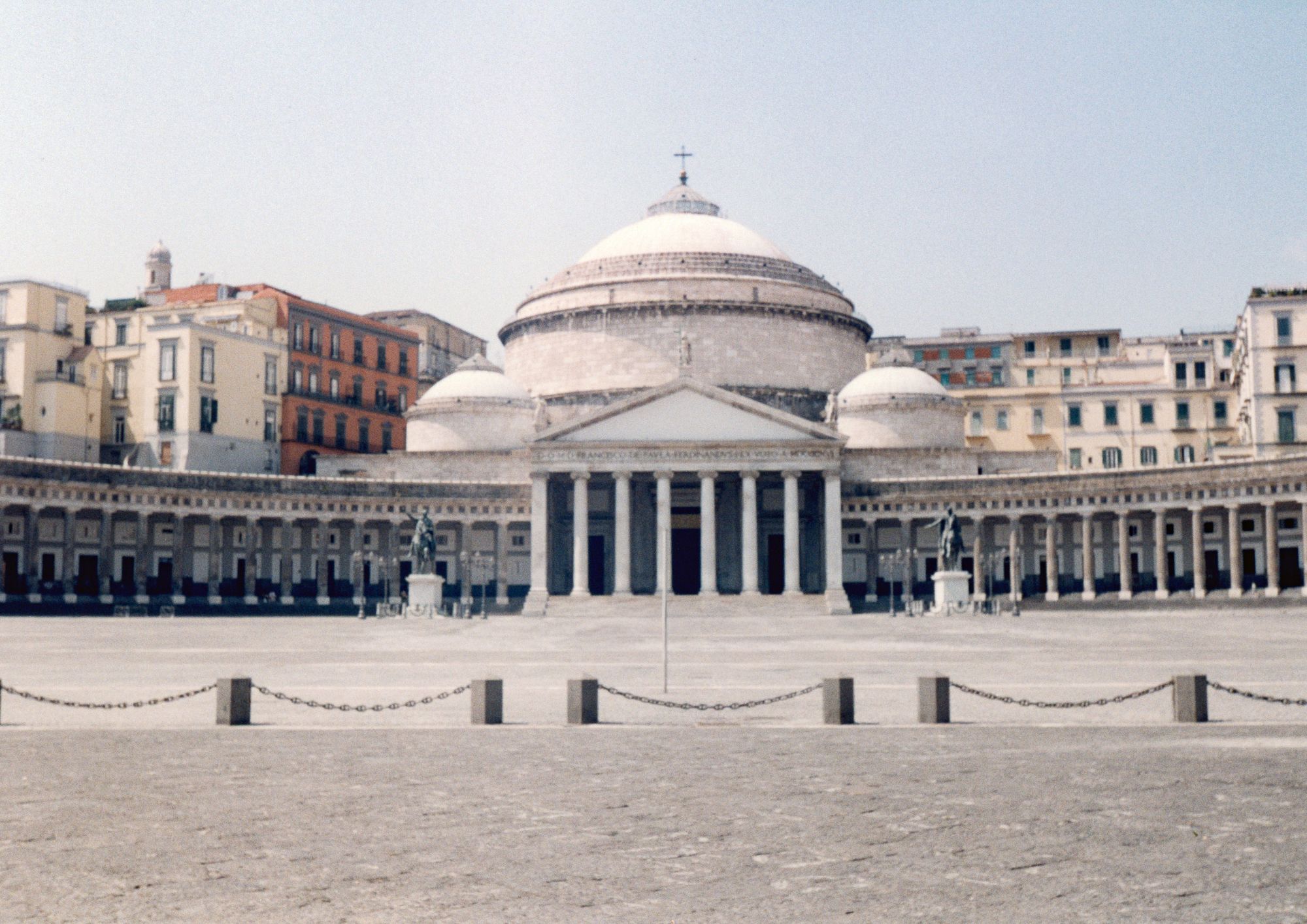 Le piazze di Napoli: un viaggio tra capolavori d’arte a cielo aperto