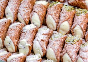 Se vai al Sud devi mangiare questi dolci: un viaggio tra sfogliatelle, cannoli e pasticciotto leccese