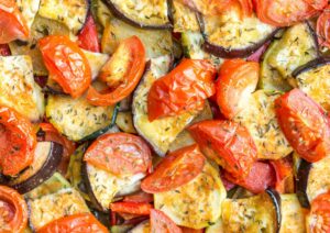 Patate, melanzane e zucchine al forno a strati con pomodorini: la ricetta rustica che conquista tutti