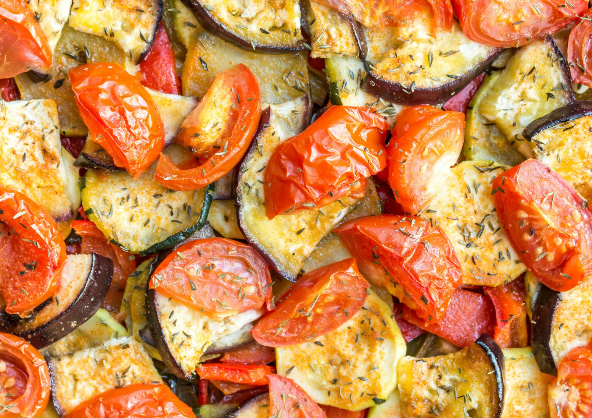 Patate, melanzane e zucchine al forno a strati con pomodorini: la ricetta rustica che conquista tutti