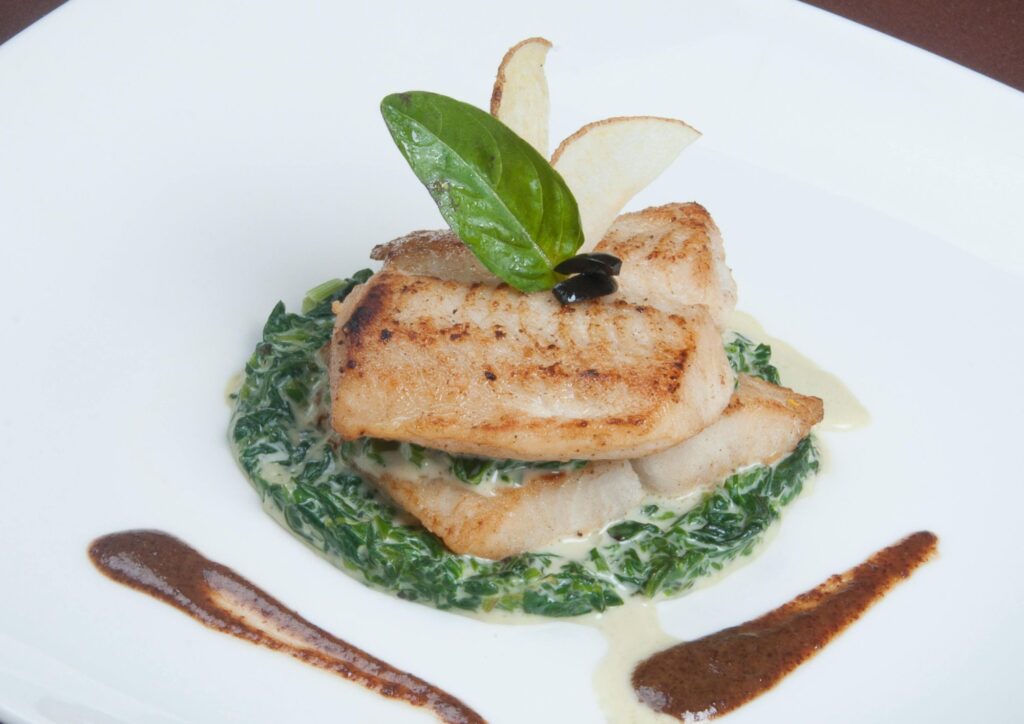 Filetto di pesce gourmet con crema di spinaci: eleganza e semplicità nel piatto