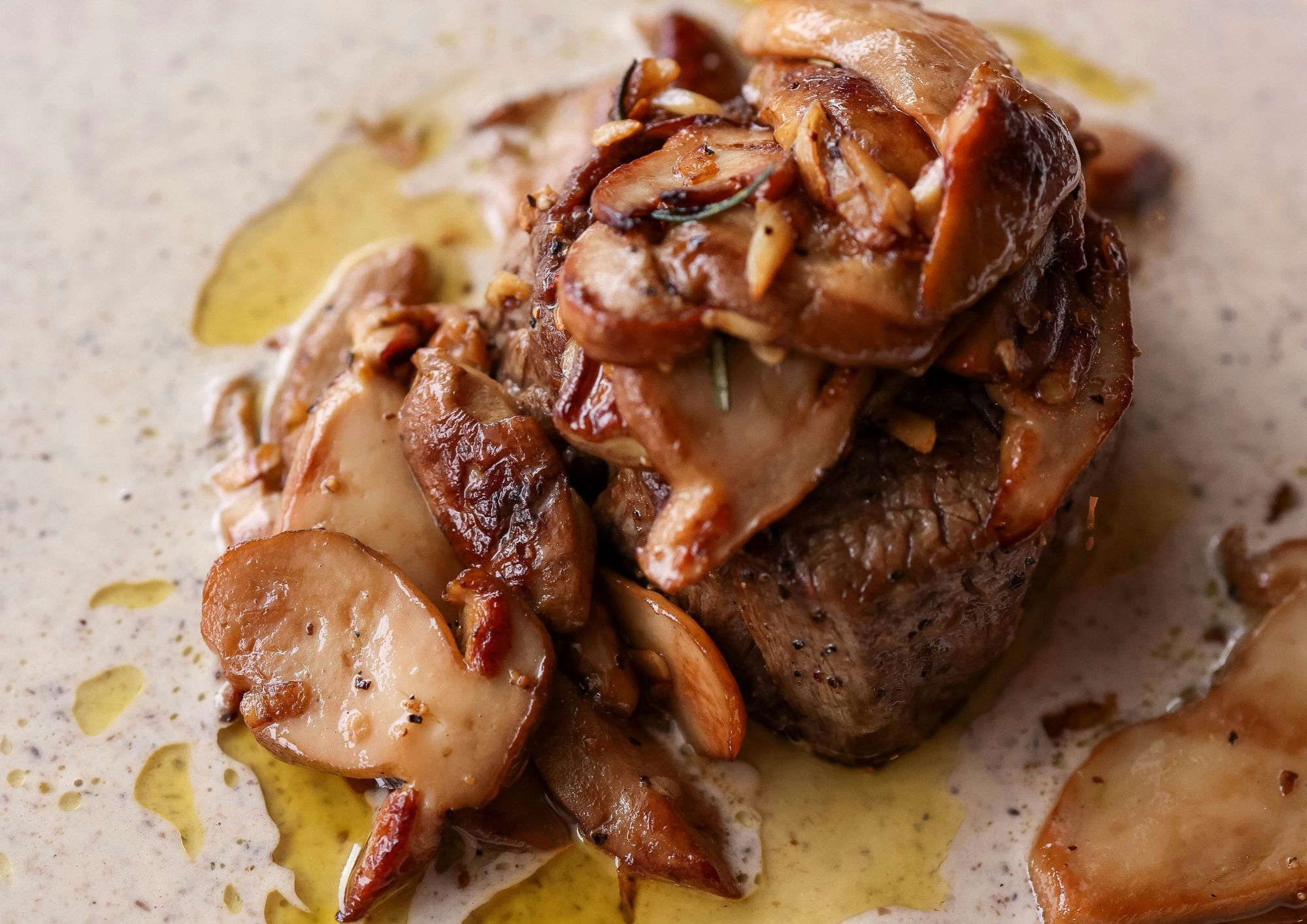 Filetto di manzo ai funghi: la ricetta di un grande classico della cucina