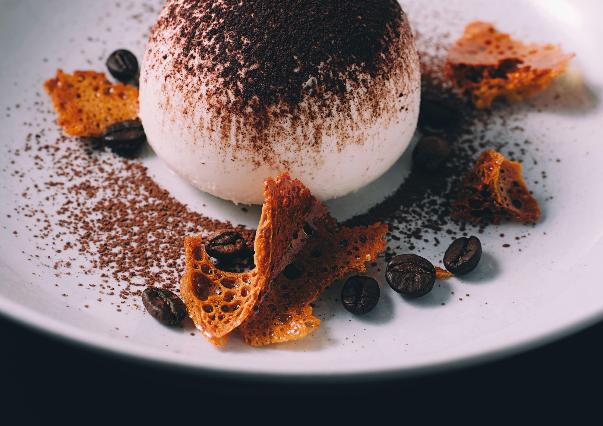 Tiramisù a sfera: il dessert italiano che diventa alta cucina