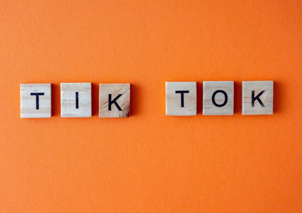 TikTok e cultura: come i social stanno cambiando la divulgazione storica e scientifica