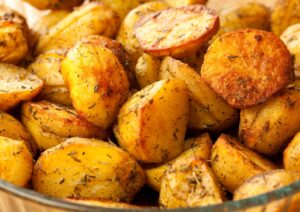 Patate al forno croccanti, il segreto per farle perfette: ricetta facile e irresistibile