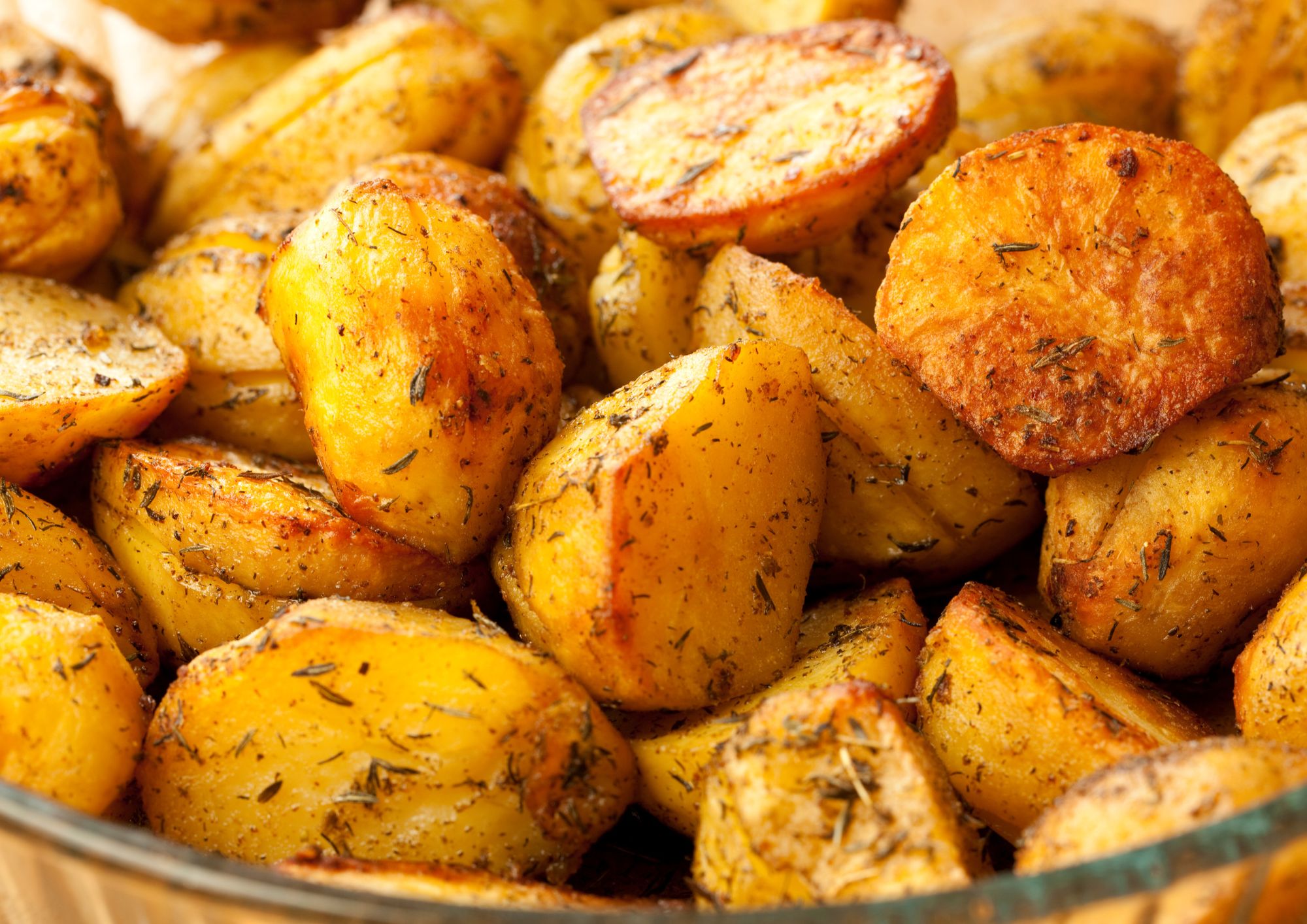 Patate al forno croccanti, il segreto per farle perfette: ricetta facile e irresistibile