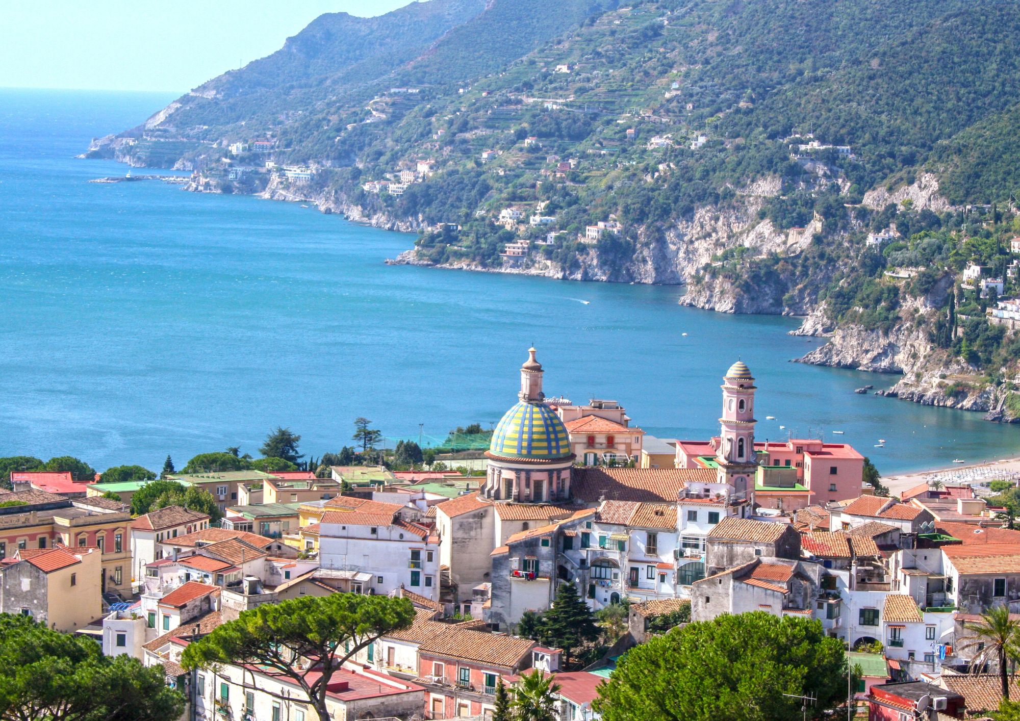 Vietri sul Mare, porta della Costiera Amalfitana tra ceramiche, mare e tradizione