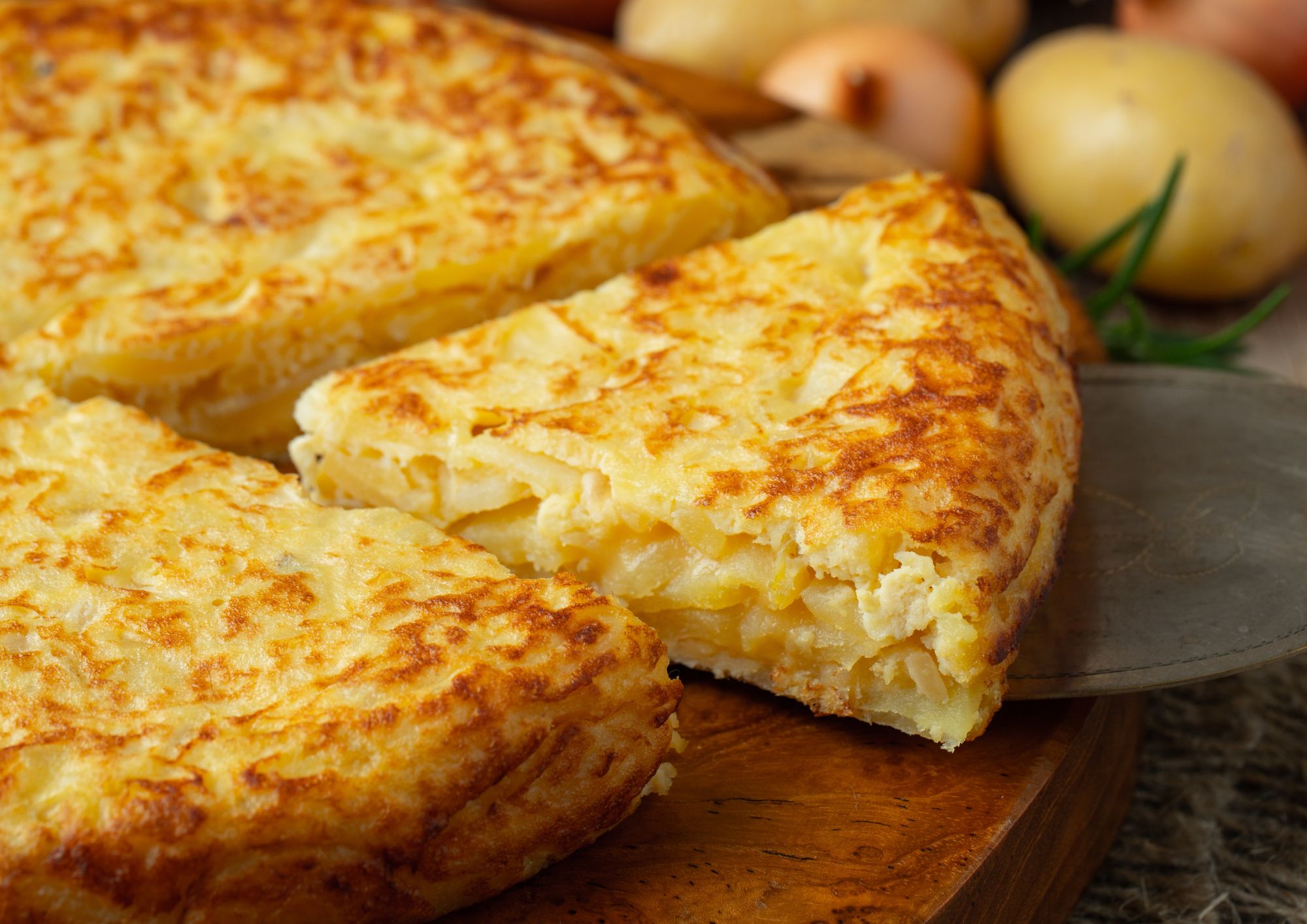Frittata di patate e formaggio: il piatto semplice che racconta la cucina di casa
