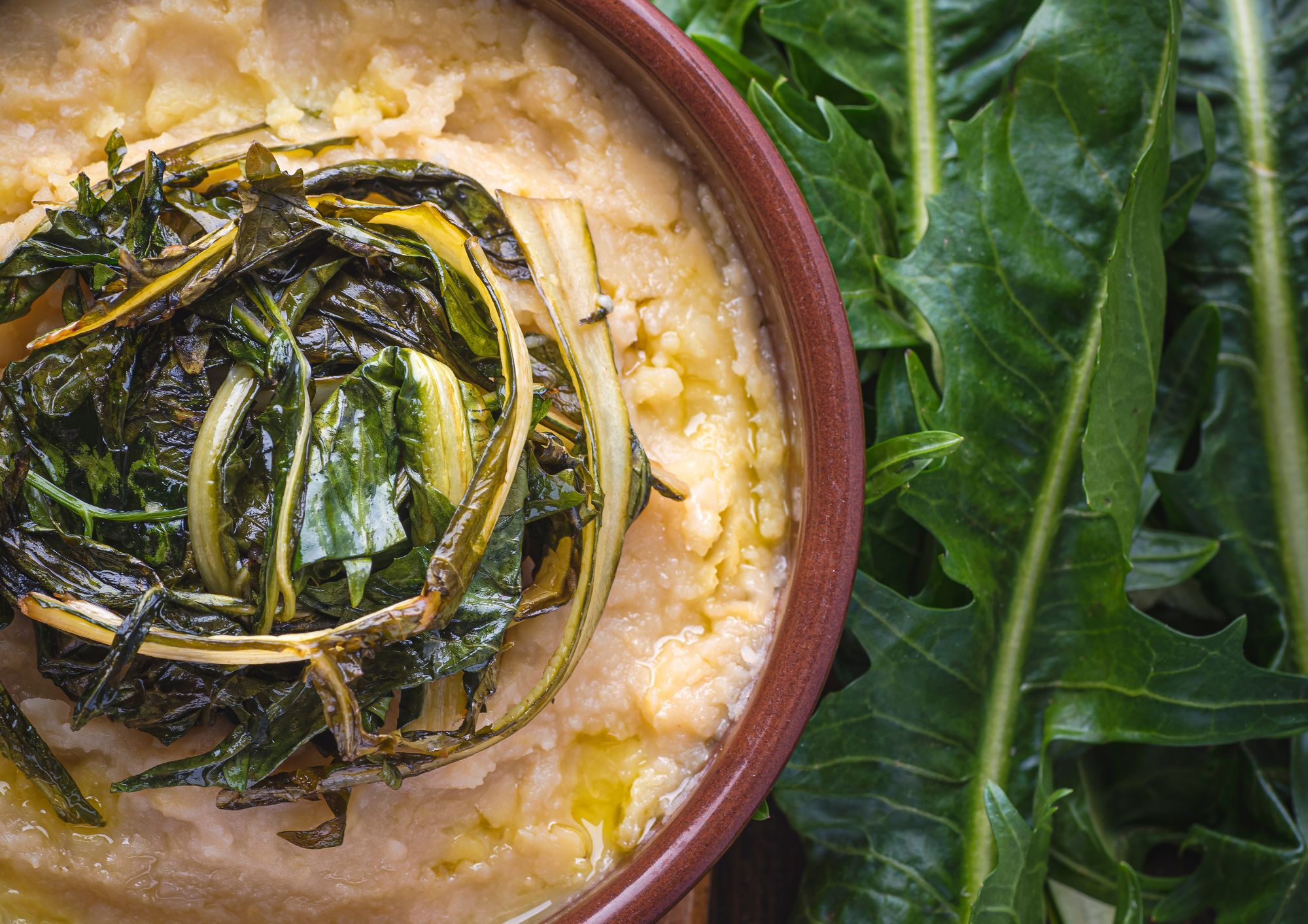 Fave e cicoria, il gusto autentico della cucina povera pugliese