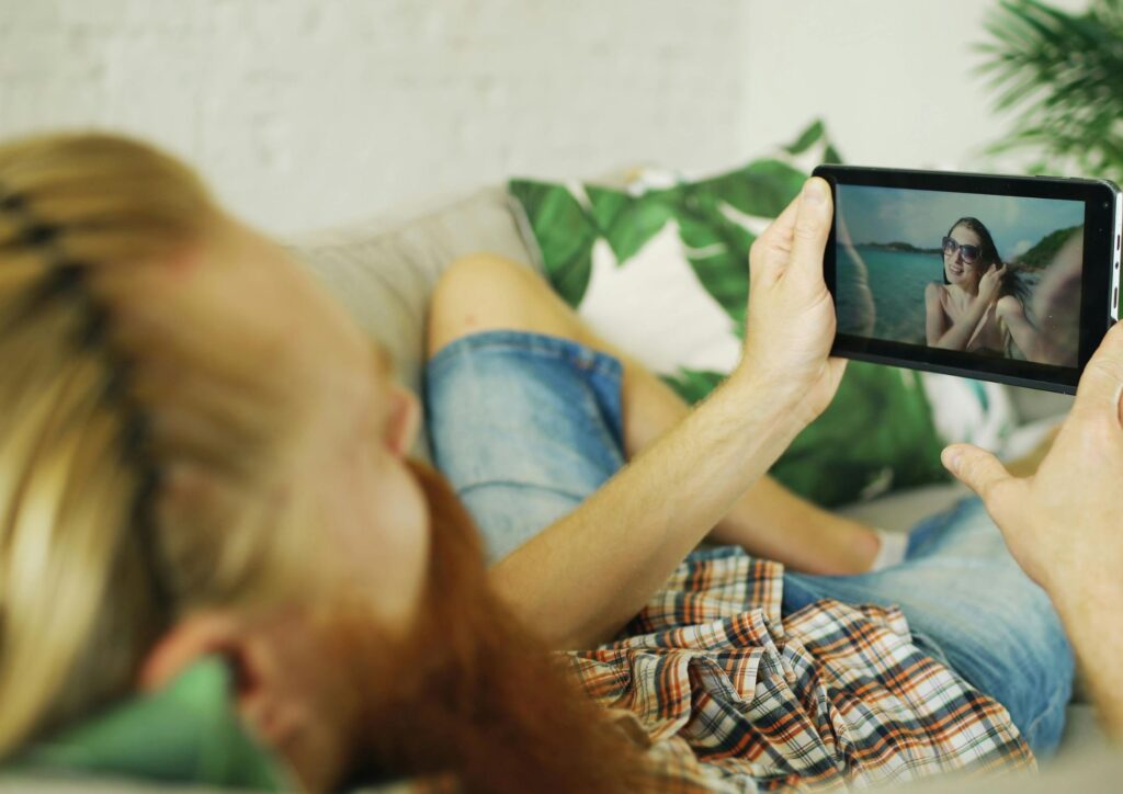 Litigio e minacce di diffusione di video intimi: cosa prevede la legge e quali reati si configurano