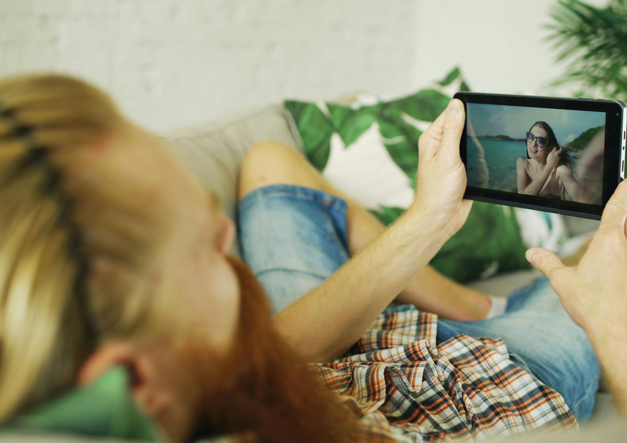 Litigio e minacce di diffusione di video intimi: cosa prevede la legge e quali reati si configurano