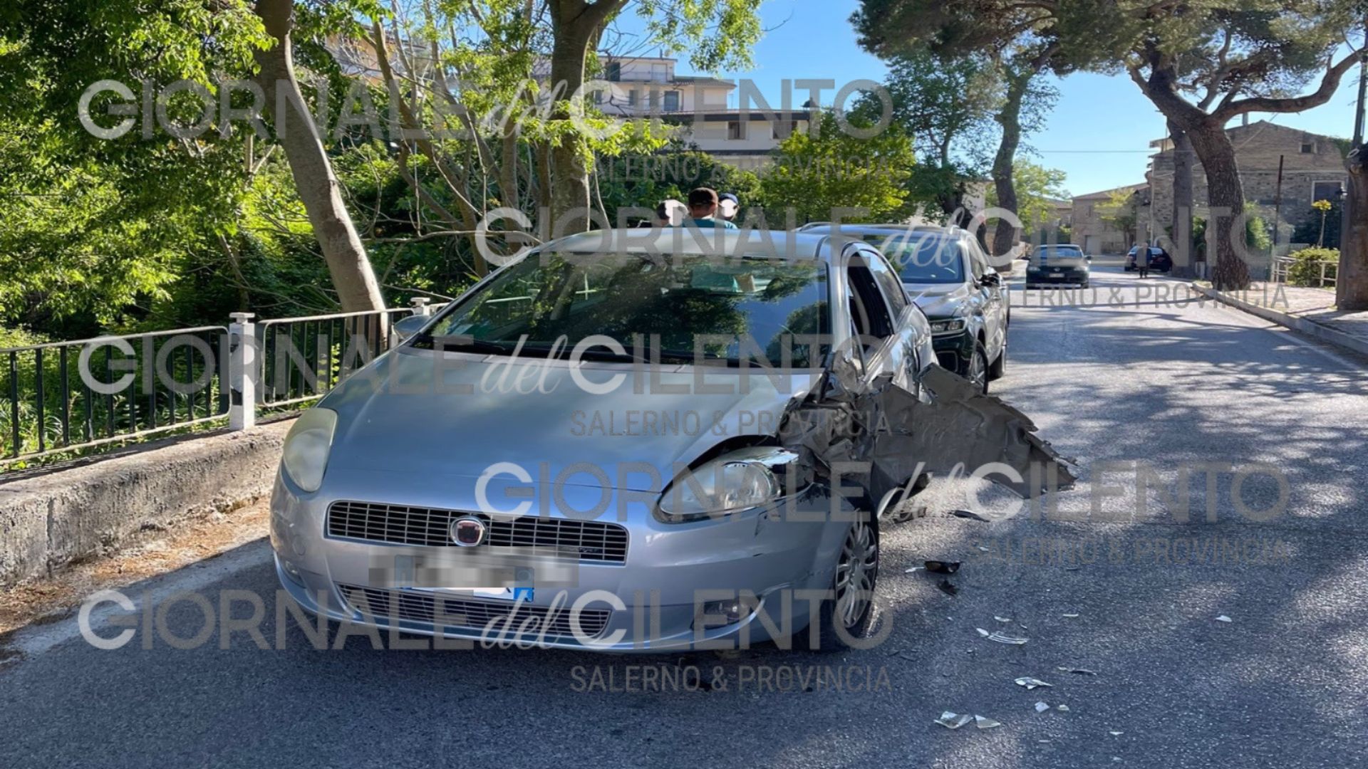 Si apre il piede stabilizzatore di un furgone in transito: ferita una donna a Montecorice