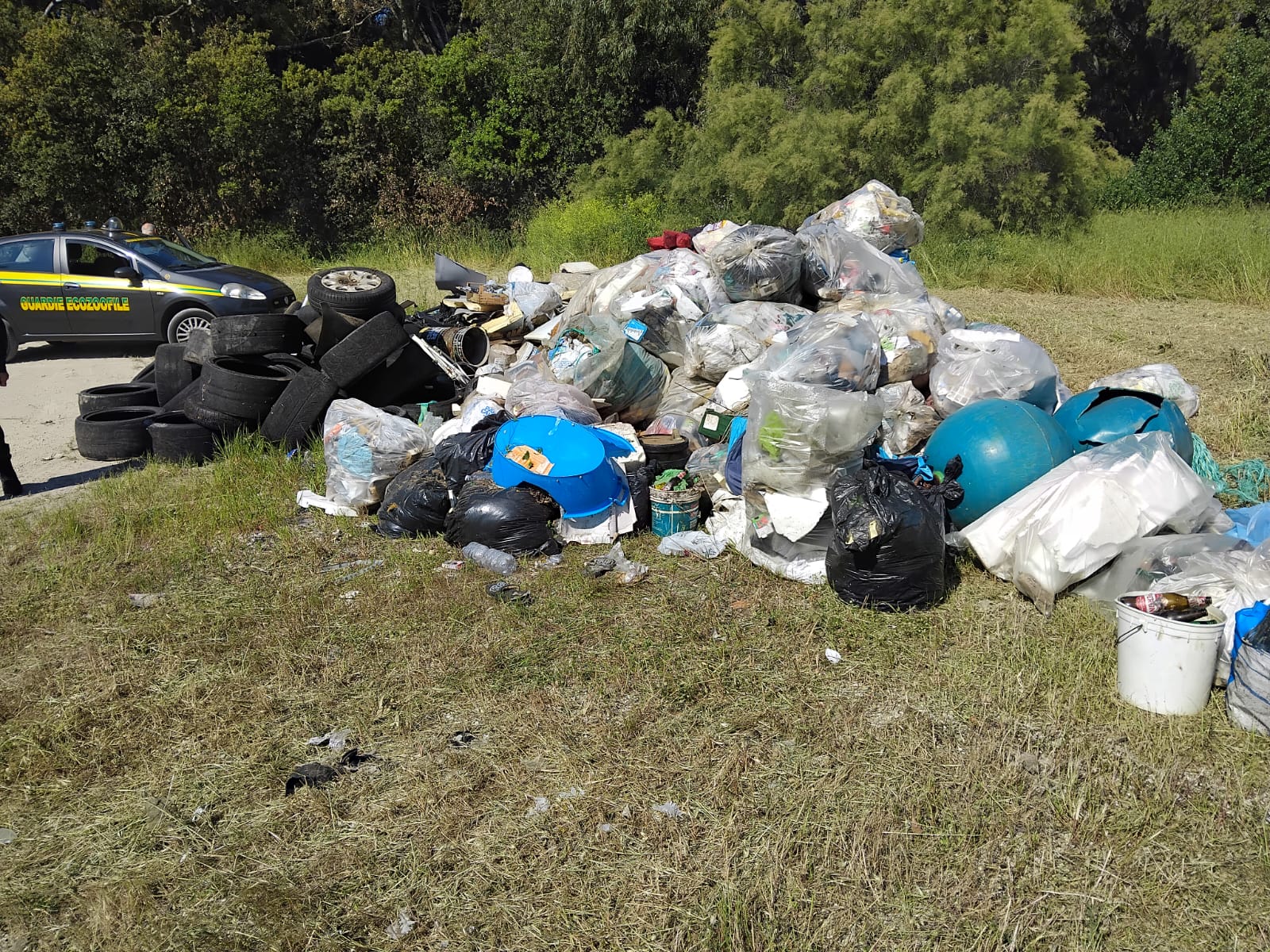 Allarme ambientale a Marina di Eboli: scoperte discariche abusive lungo la costa