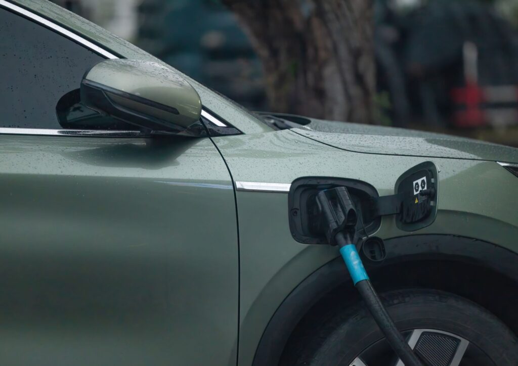 Auto elettrica: soluzione o illusione? Pro e contro tra emissioni, batterie e infrastrutture