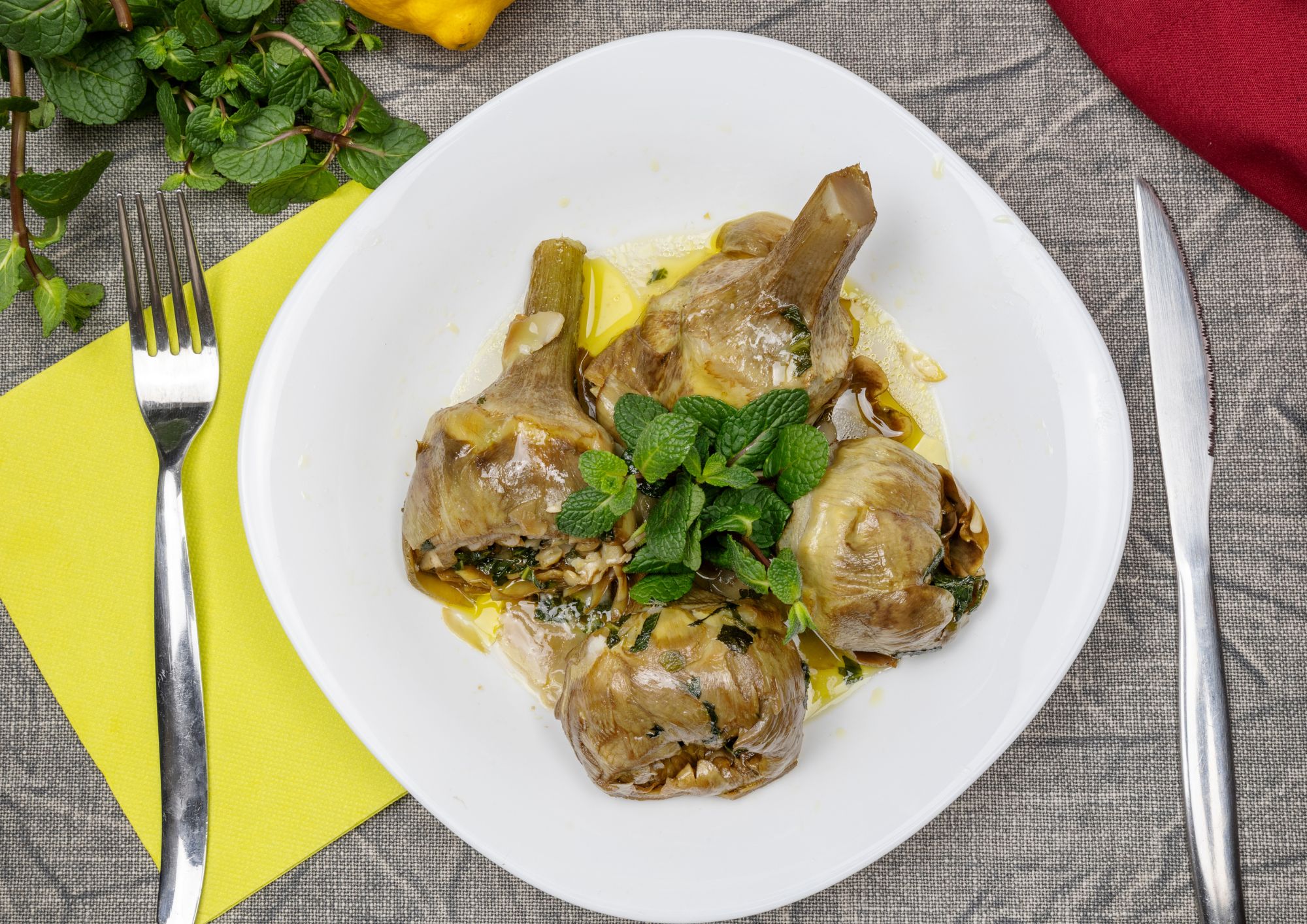 Carciofi alla romana: la ricetta tradizionale con il profumo della menta che racconta la cucina del Lazio