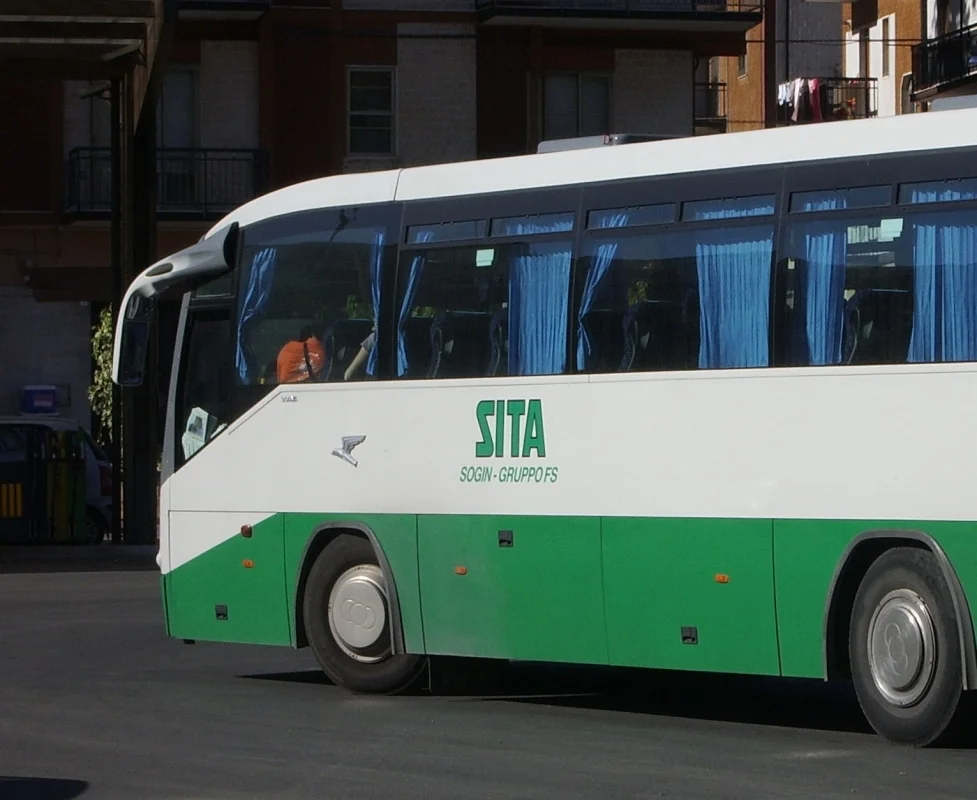 Autista sita sud restituisce portafogli smarrito a turista ad Amalfi
