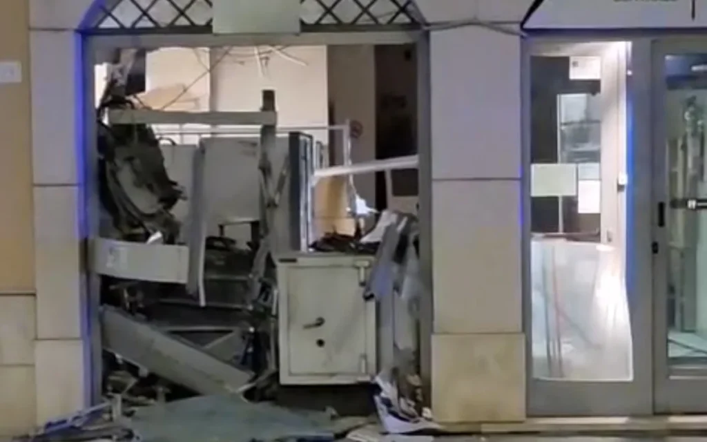 Polla, bancomat fatto saltare in aria: prelevata la cassa automatica