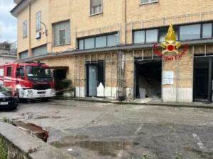 Bomba artigianale contro impresa funebre: inchiesta su racket e concorrenza