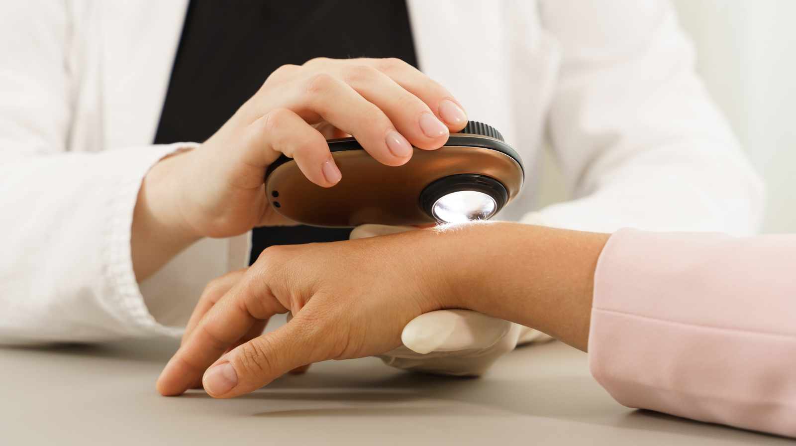 Melanoma, non basta la crema solare: l’abbigliamento è la prima difesa contro i raggi UV