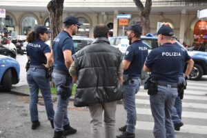 Estorsioni ai parcheggiatori, arrestato un uomo a Salerno: 37 persone sanzionate e 27 denunciate