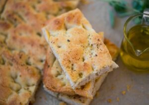 Focaccia olio, sale e rosmarino: il profumo del forno che conquista con la semplicità