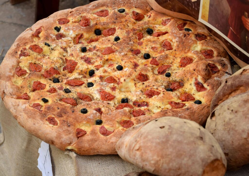 Focaccia barese: la ricetta tradizionale pugliese con pomodorini e olive, soffice e profumata