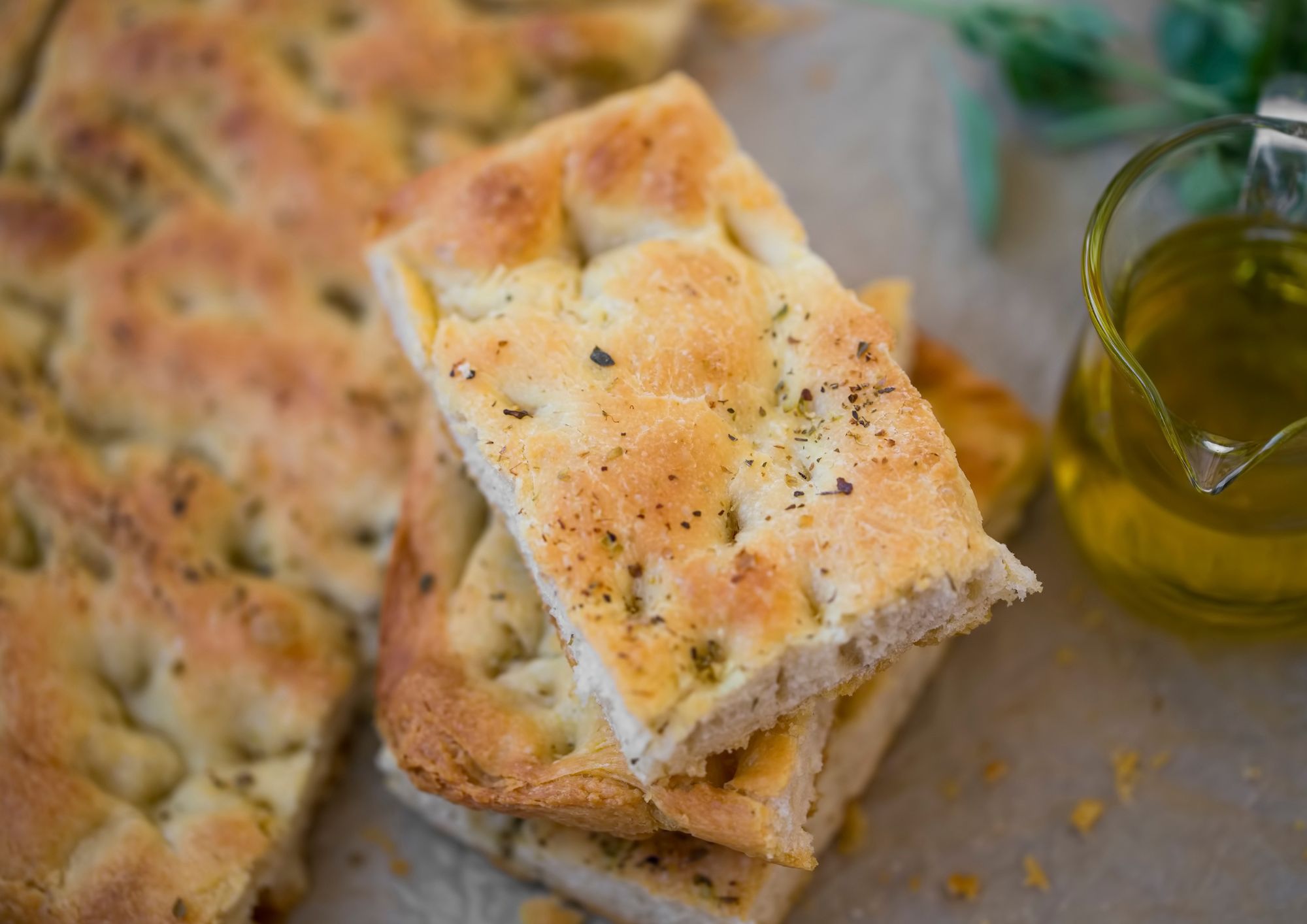 Focaccia olio, sale e rosmarino: il profumo del forno che conquista con la semplicità