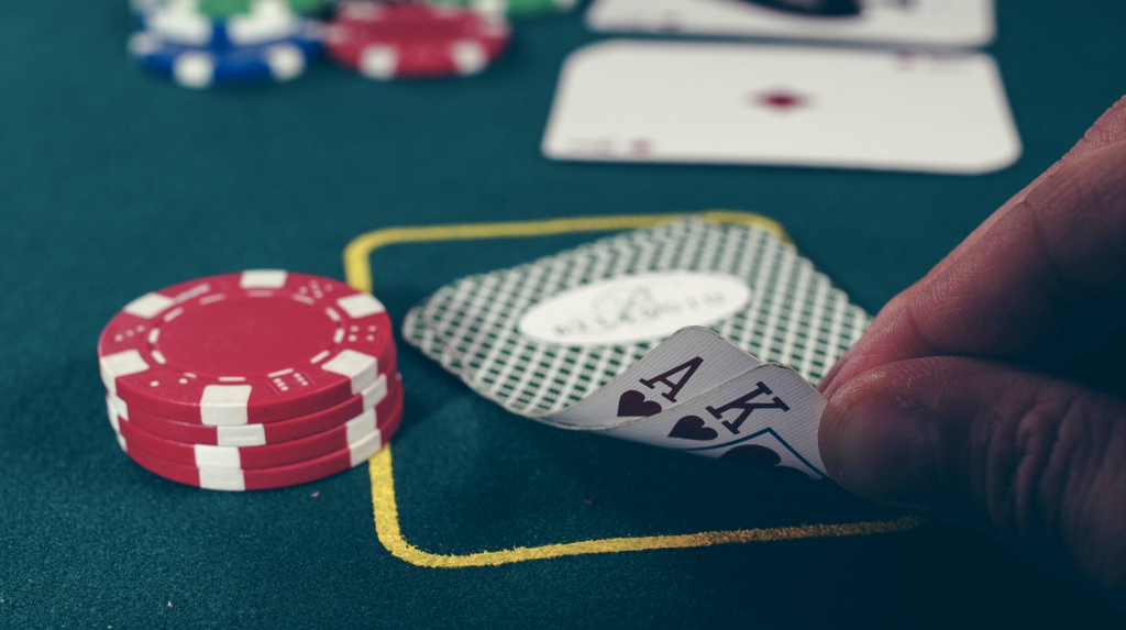 Gioco d’azzardo, 6 studenti su 10 tra i 15 e i 19 anni hanno giocato nel 2025: oltre 340 mila online