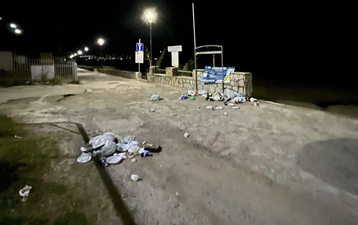 Caprioli, Pasqua tra degrado e inciviltà: rifiuti abbandonati a pochi passi dal mare