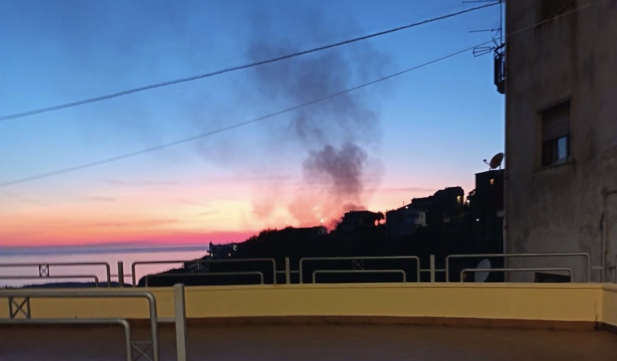 Incendio a Centola nel giorno di Pasqua: in fumo la macchia mediterranea