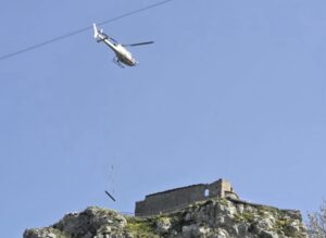 In volo per la sicurezza della Cappella di Santa Veneranda: al via le operazioni con elicottero a Caggiano