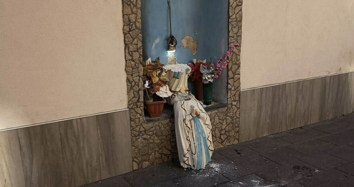 Nocera Inferiore, vandalizzata edicola votiva: distrutta la statua della Madonna di Lourdes