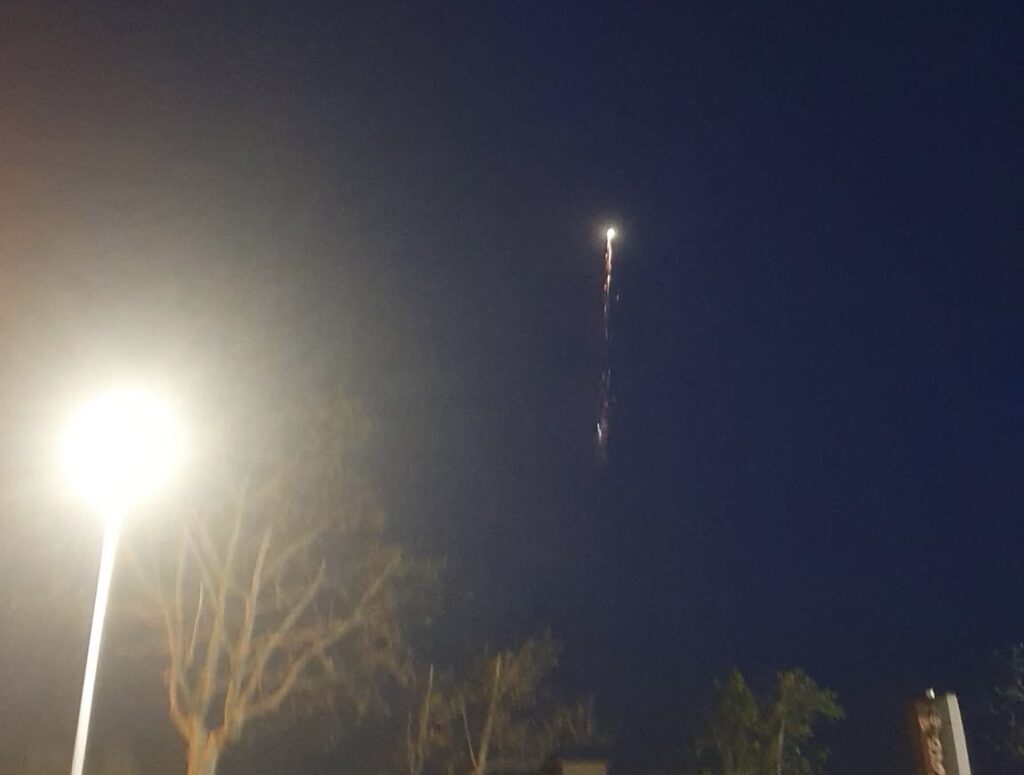 Scia luminosa all’alba nei cieli: potrebbe essere un bolide, ma non si esclude l’ipotesi satellite