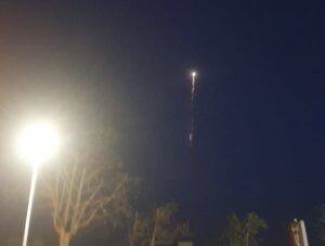 Scia luminosa all’alba nei cieli: potrebbe essere un bolide, ma non si esclude l’ipotesi satellite