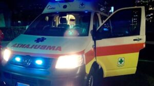 Incidente a Salerno: auto sbanda e finisce contro un muro. Donna soccorsa dal 118