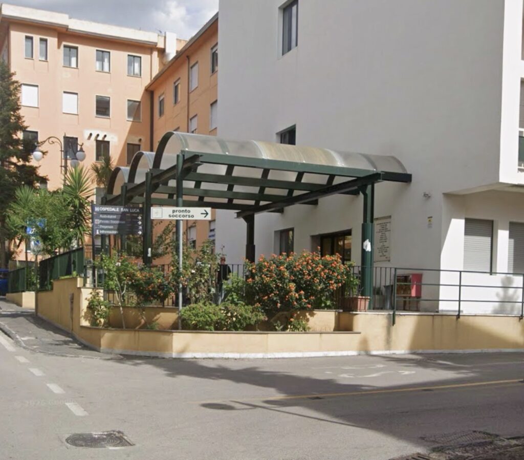 Muore dopo intervento al San Luca: oggi l’autopsia sulla 55enne, indaga la Procura