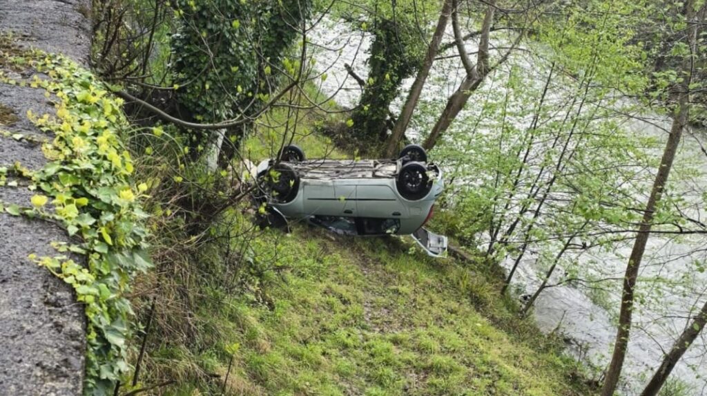 Incidente ad Auletta: auto si ribalta e finisce a pochi metri dal Tanagro