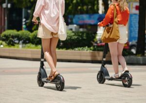Mobilità sostenibile: nuove regole su biciclette, monopattini e tutela dei pedoni