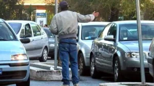 Parcheggiatori abusivi, stretta sulla recidiva: 34 nomi nel mirino delle forze dell’ordine